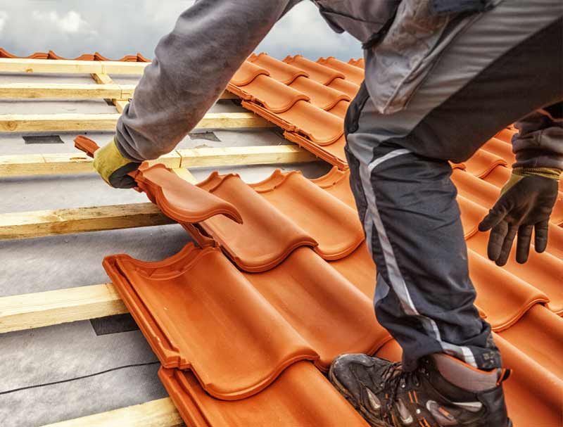 Travaux de couverture -  LE ROY DES TOITS : couvreur toiturier, ardoisier en Belgique : région Flamande, Wallonne et Bruxelles, Liège … construction ou rénovation de votre couverture :  tuile, ardoise… Faitage. Dépannage fuite et intervention en urgence pour votre toit en BELGIQUE: région Flamande, Wallonne et Bruxelles, Liège ….