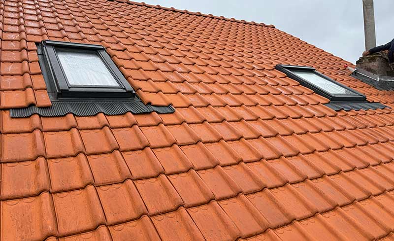 Travaux de couverture -  LE ROY DES TOITS : couvreur toiturier, ardoisier en Belgique : région Flamande, Wallonne et Bruxelles, Liège … construction ou rénovation de votre couverture :  tuile, ardoise… Faitage. Dépannage fuite et intervention en urgence pour votre toit en BELGIQUE: région Flamande, Wallonne et Bruxelles, Liège ….