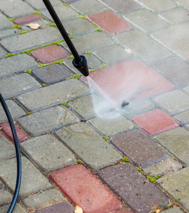 Nettoyage des extérieurs LE ROY DES TOITS en Belgique : Nettoyage et traitement anti-mousse sur pavé, klinker, pierre bleue, muret, terrasse … intervention en BELGIQUE: région Flamande, Wallonne et Bruxelles, Liège ….