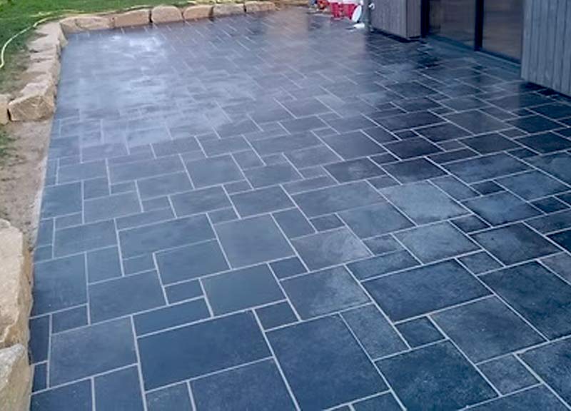 Nettoyage des extérieurs LE ROY DES TOITS en Belgique : Nettoyage et traitement anti-mousse sur pavé, klinker, pierre bleue, muret, terrasse … intervention en BELGIQUE: région Flamande, Wallonne et Bruxelles, Liège ….